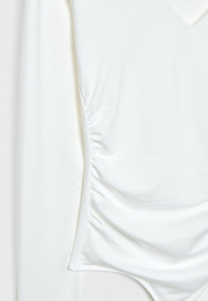 Rynkad bodysuit i polyamid med V-ringning Rynkad bodysuit i polyamid med V-ringning