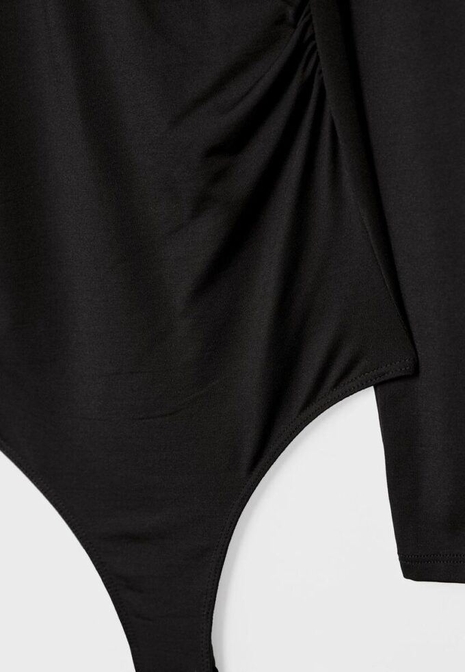 Rynkad bodysuit i polyamid med V-ringning