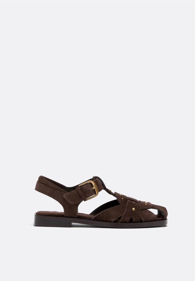 Sandaler i skinn med nitar