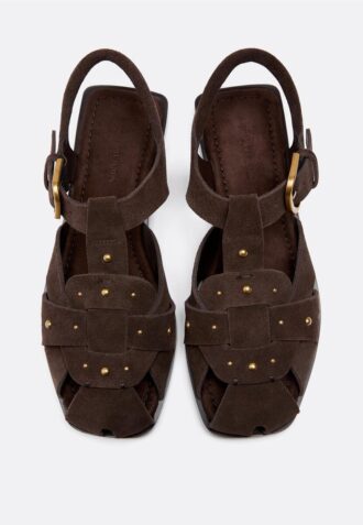 Sandaler i skinn med nitar