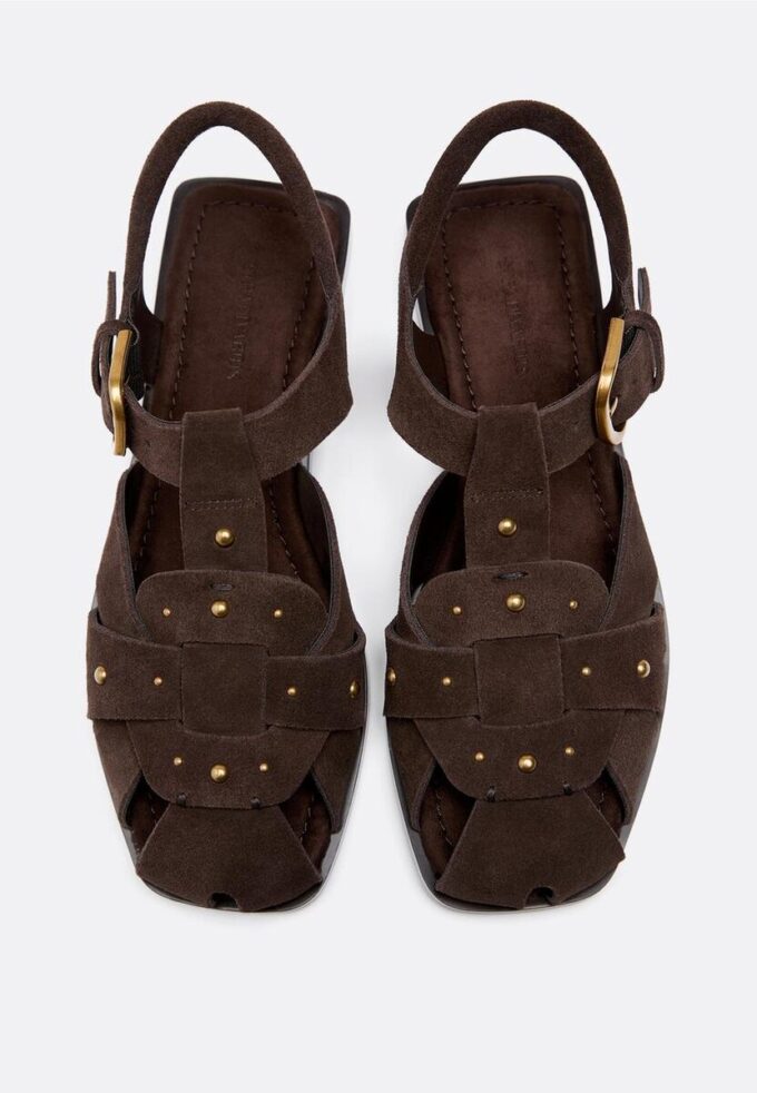 Sandaler i skinn med nitar