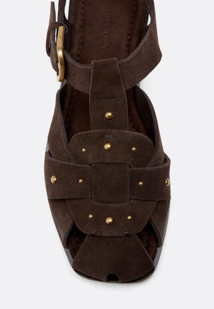 Sandaler i skinn med nitar
