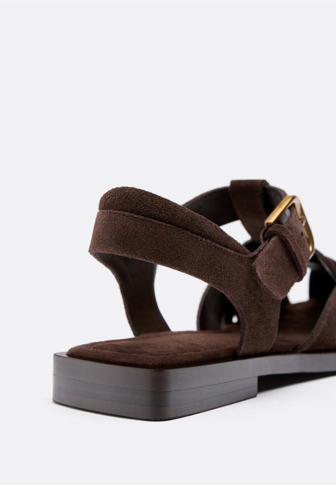 Sandaler i skinn med nitar