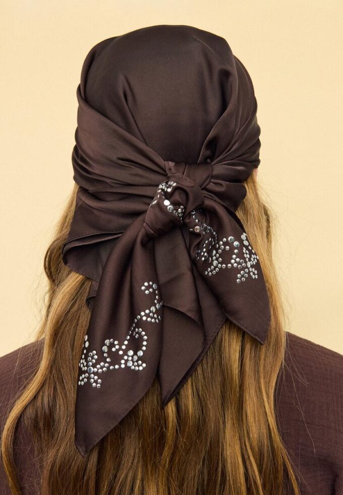 Scarf med bettdetalj