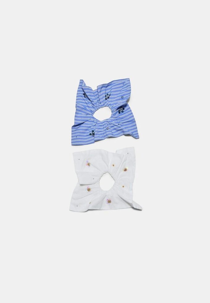 Set med 2 broderade scrunchies