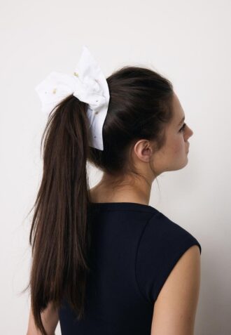 Set med 2 broderade scrunchies