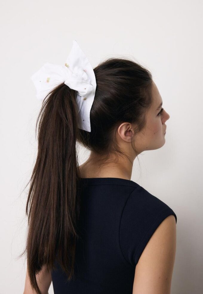 Set med 2 broderade scrunchies