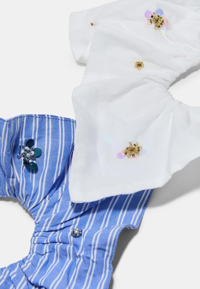 Set med 2 broderade scrunchies
