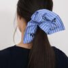 Set med 2 broderade scrunchies