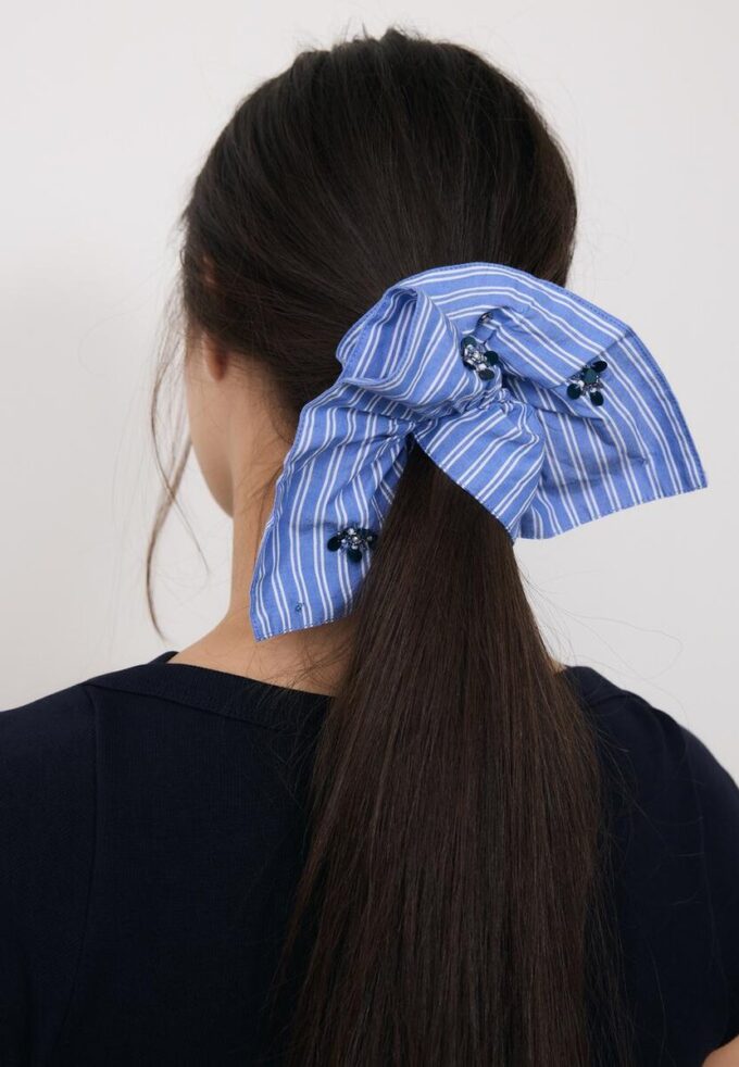 Set med 2 broderade scrunchies