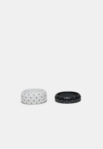 Set med 2 prickiga armband