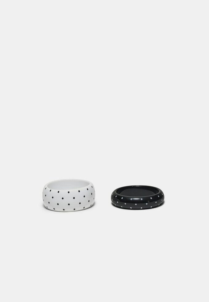 Set med 2 prickiga armband