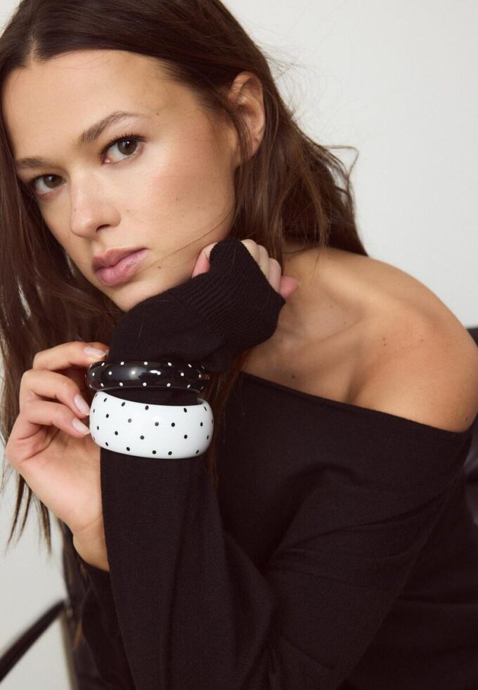 Set med 2 prickiga armband