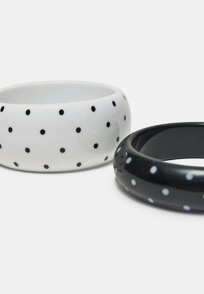 Set med 2 prickiga armband