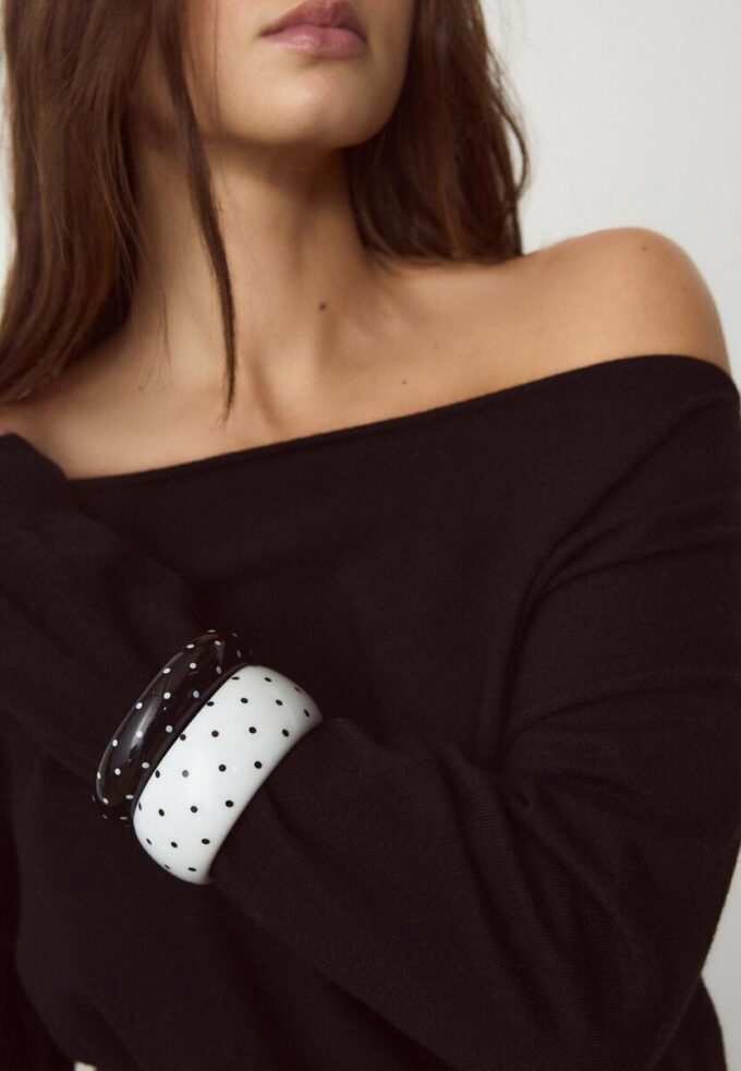 Set med 2 prickiga armband