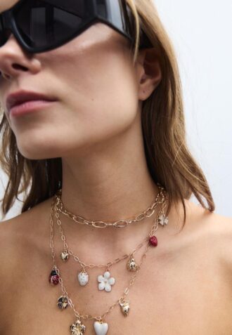 Set med 3 halsband med flera berlocker