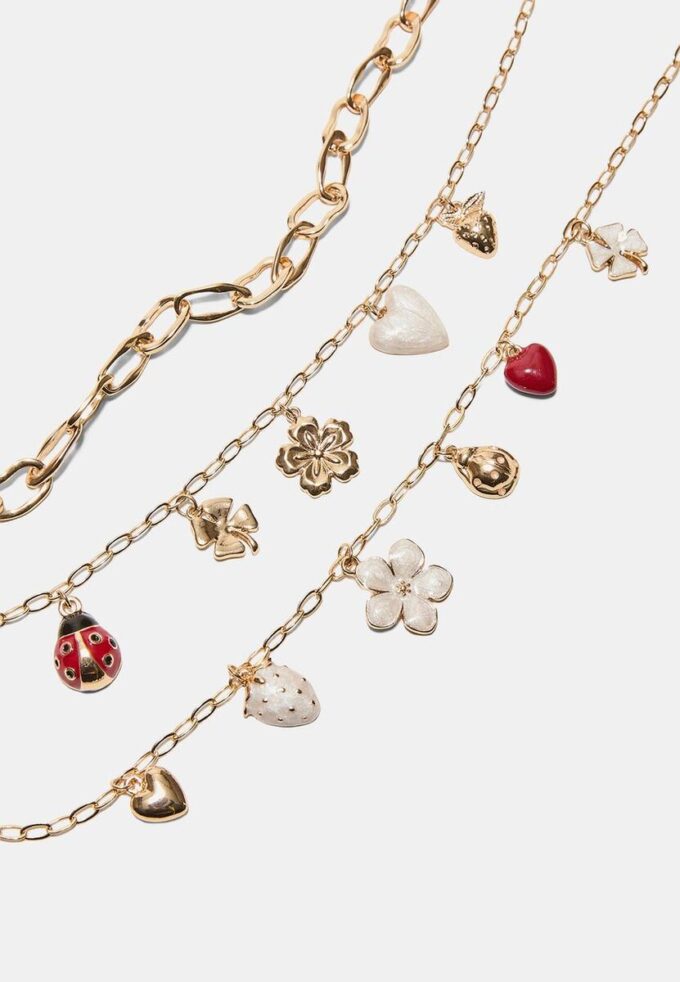 Set med 3 halsband med flera berlocker