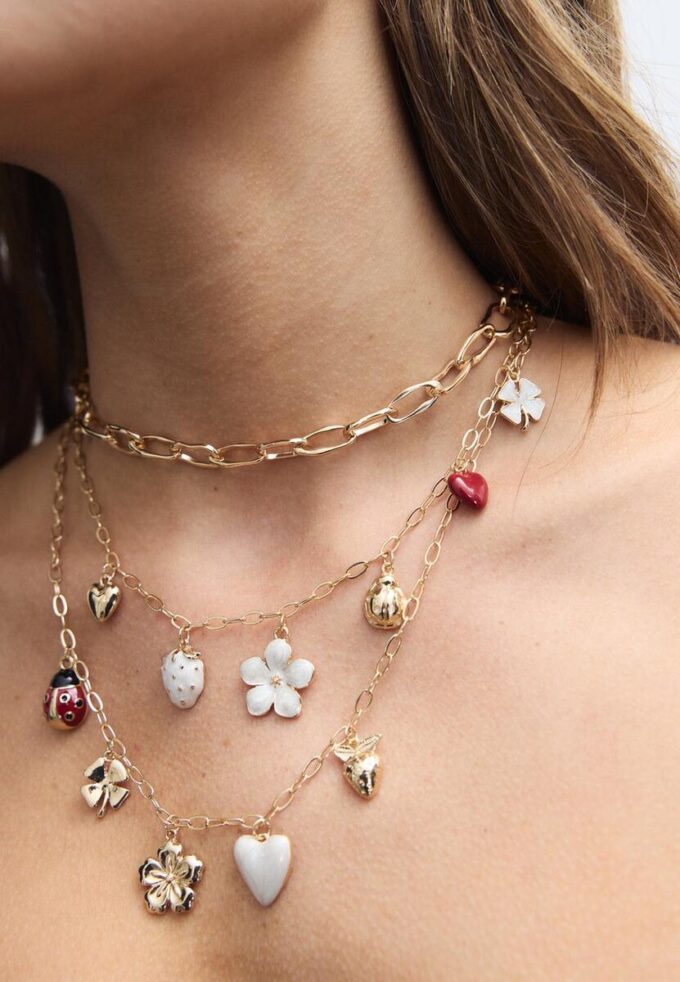 Set med 3 halsband med flera berlocker