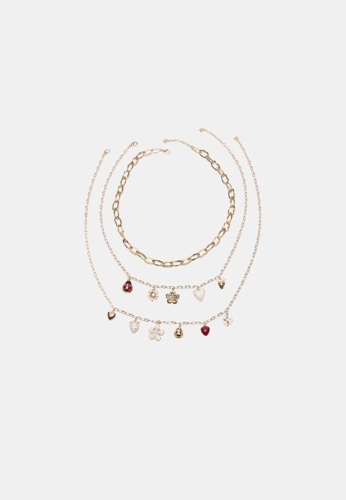 Set med 3 halsband med flera berlocker