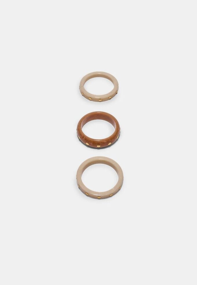 Set med 3 styva armband med nitar
