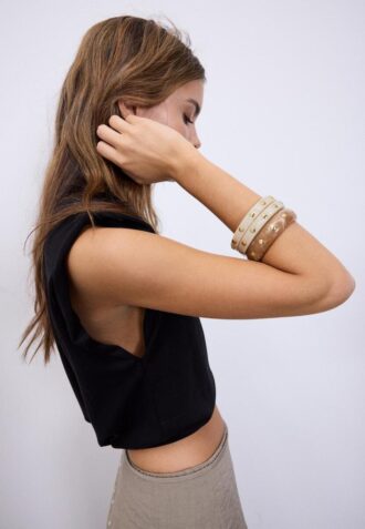 Set med 3 styva armband med nitar