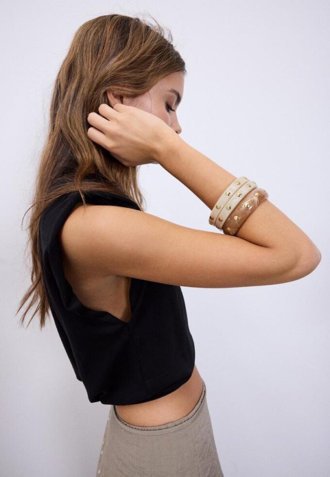 Set med 3 styva armband med nitar