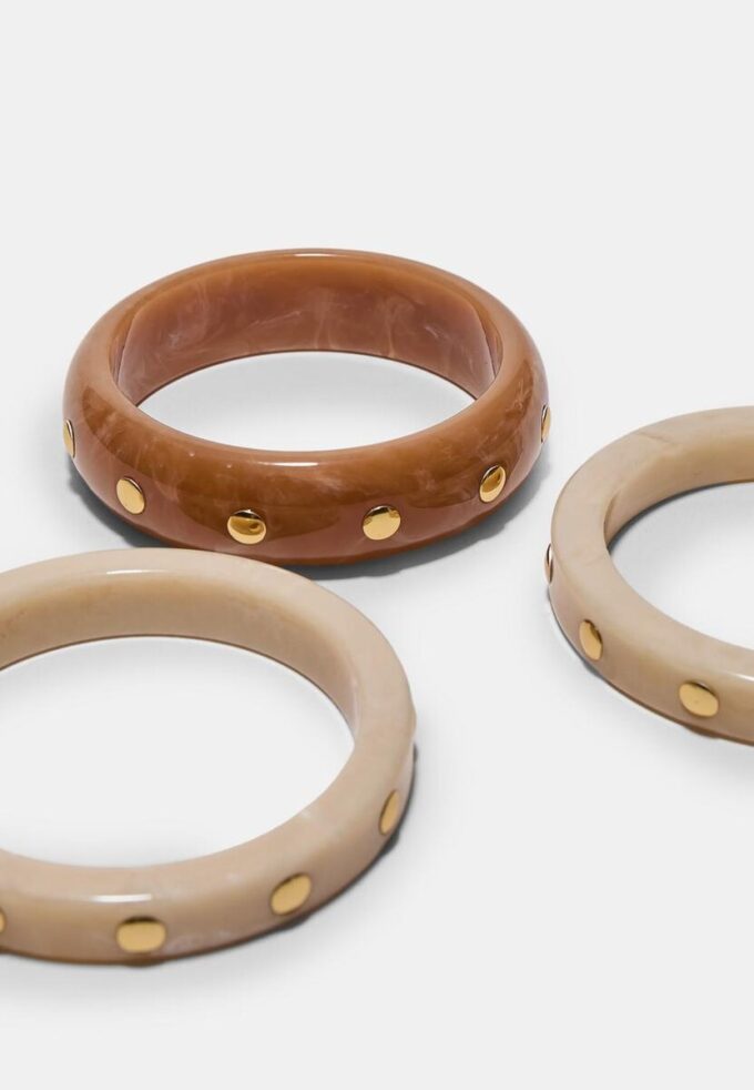 Set med 3 styva armband med nitar