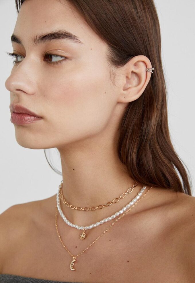 Set med 4 måne- och solhalsband
