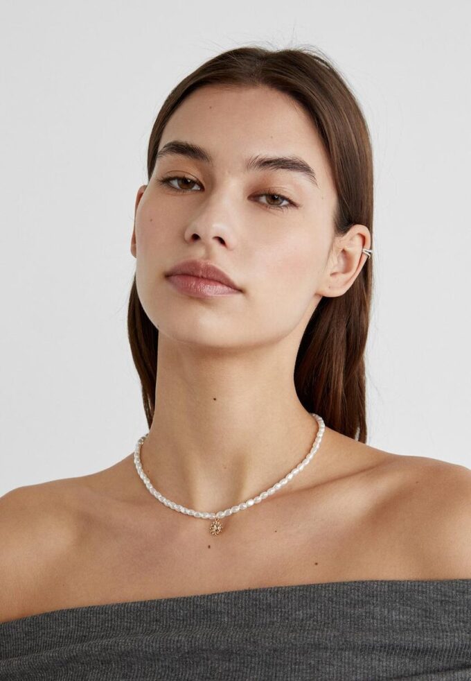 Set med 4 måne- och solhalsband