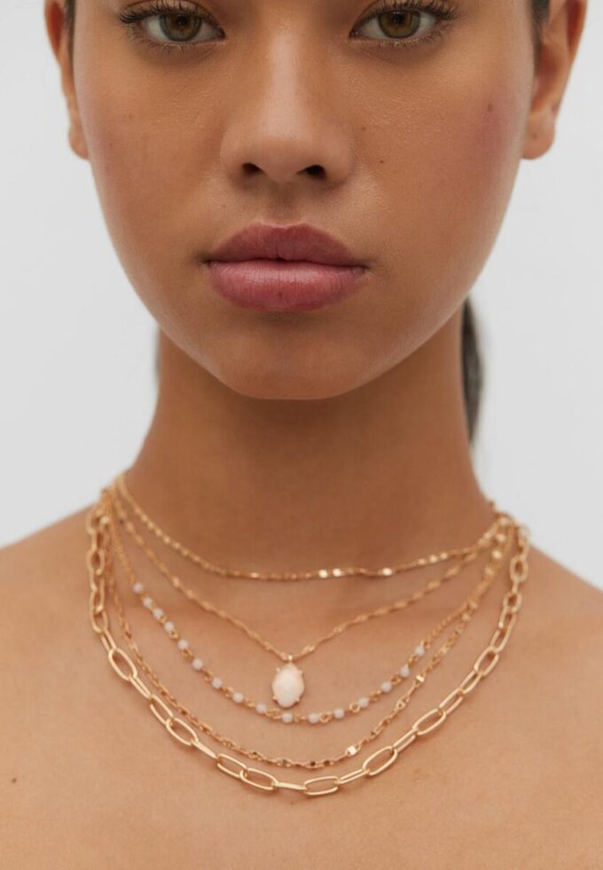 Set med 5 halsband med rosa stenar
