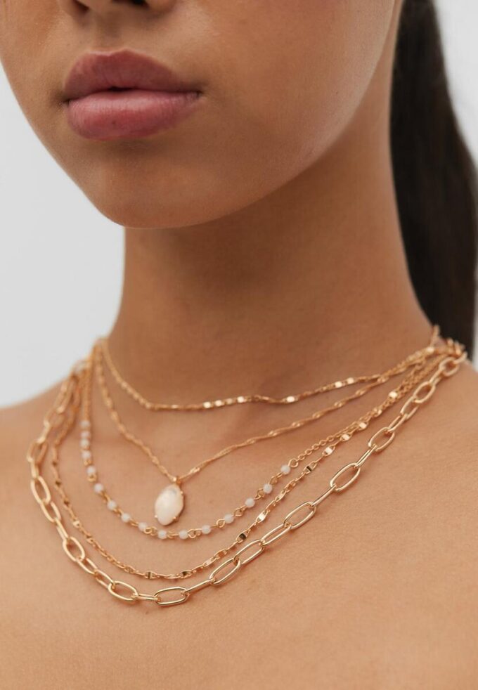 Set med 5 halsband med rosa stenar