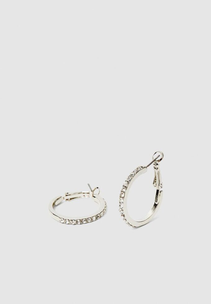 Set med 9 par örhängen med strass och pärlor