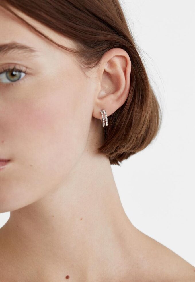Set med 9 par örhängen med strass och pärlor