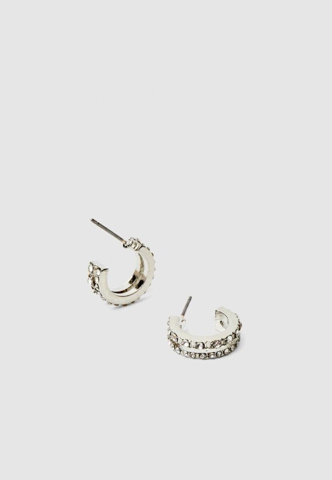 Set med 9 par örhängen med strass och pärlor