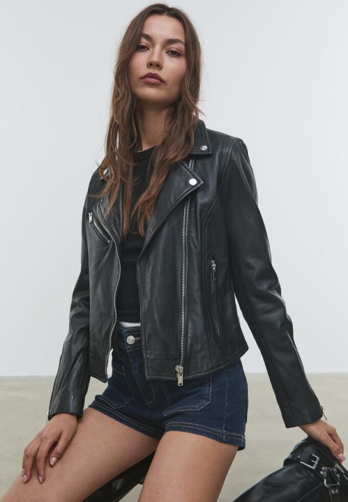 Skinnjacka i biker-stil