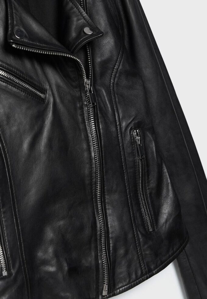 Skinnjacka i biker-stil