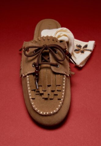 skinnloafers utan bakstycke med berlocker 1 330x477 - Skinnloafers utan bakstycke med berlocker