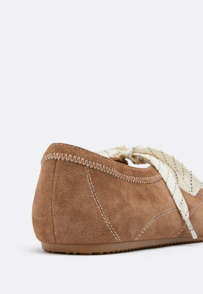 Skinnsneakers med rosett