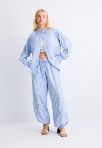Skjorta med broderade ärmar