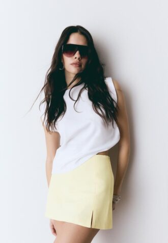 Skort med slits i sidan