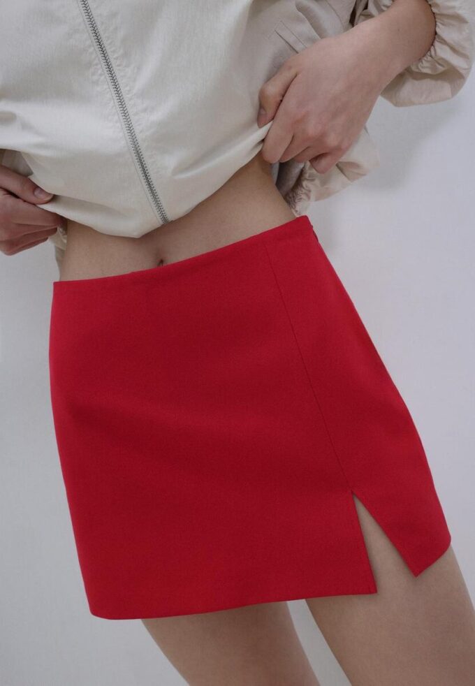 Skort med slits i sidan