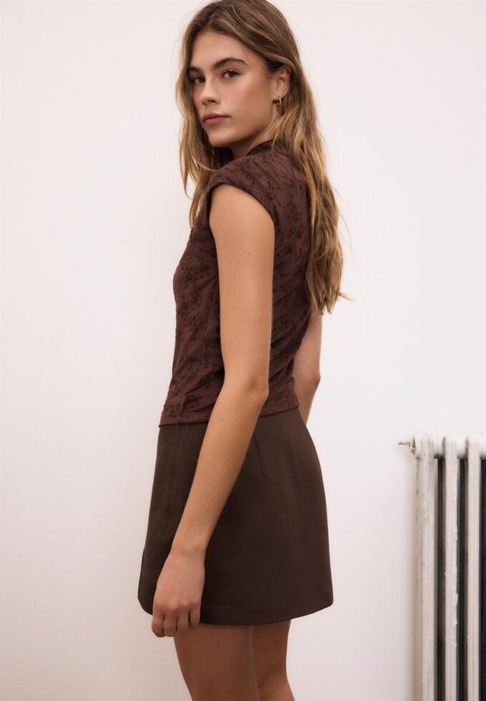 Skort med slits i sidan