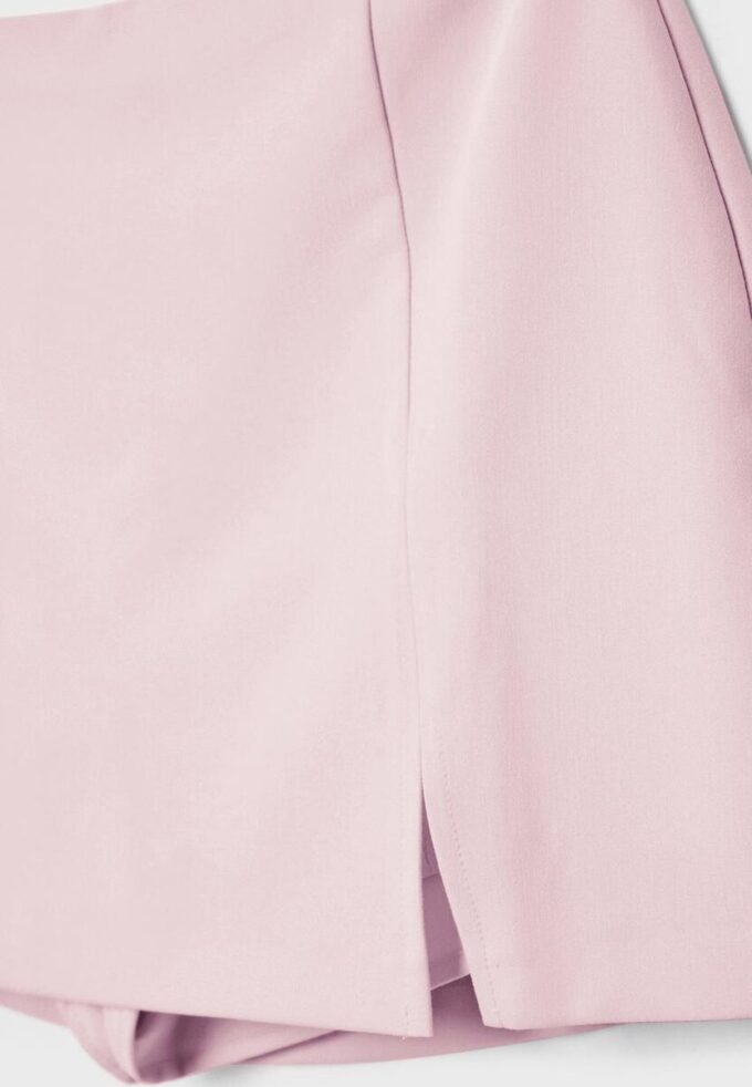 Skort med slits i sidan