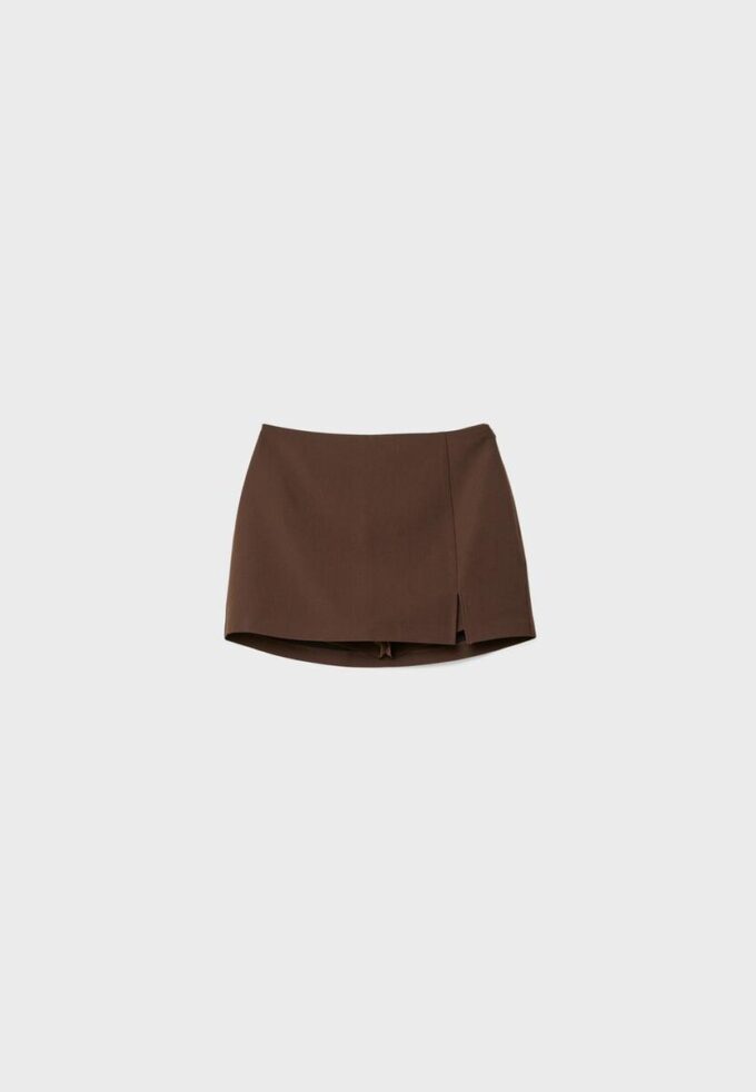 Skort med slits i sidan