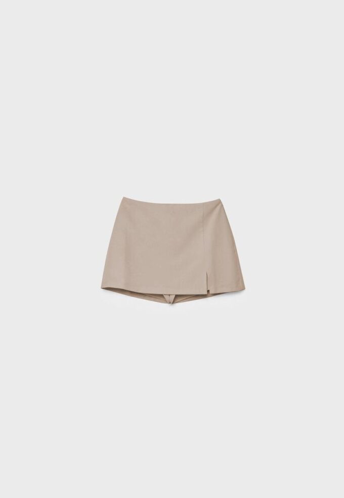 Skort med slits i sidan