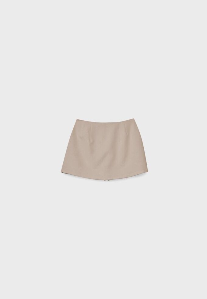 Skort med slits i sidan