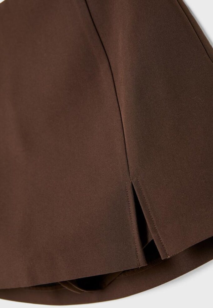 Skort med slits i sidan
