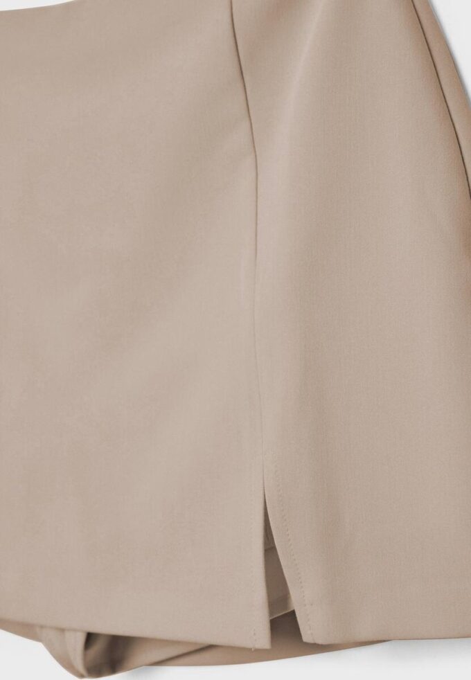 Skort med slits i sidan