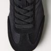 Sneakers med fin sula i satineffekt