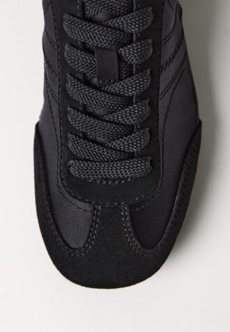 Sneakers med fin sula i satineffekt